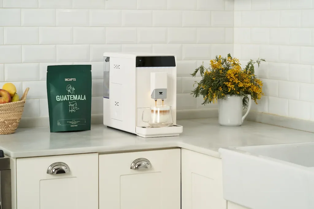 cafetera modelo gris delonghi vs incapto cafetera superautomática Incapto aura blanca en cocina