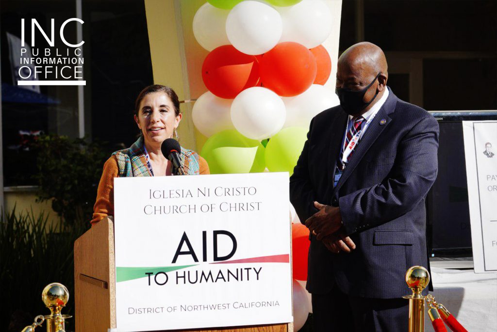 In past Aid To Humanity event of FYM Foundation, City Manager Shawnna Maltbie and Mayor Glenn Sylvester of Daly City, California, accept 80 Chromebooks and funds for community programs.