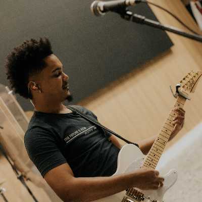 Isaque / Musician