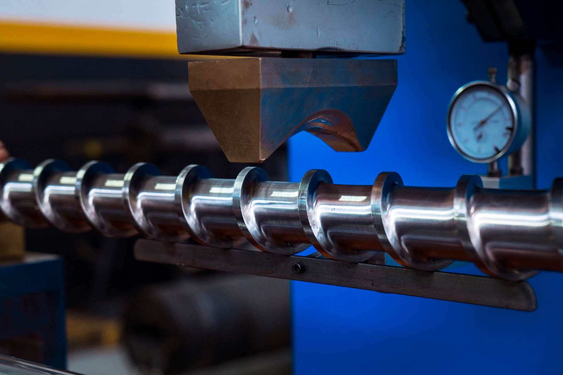 How is the hardness of a material measured using the Rockwell hardness test?