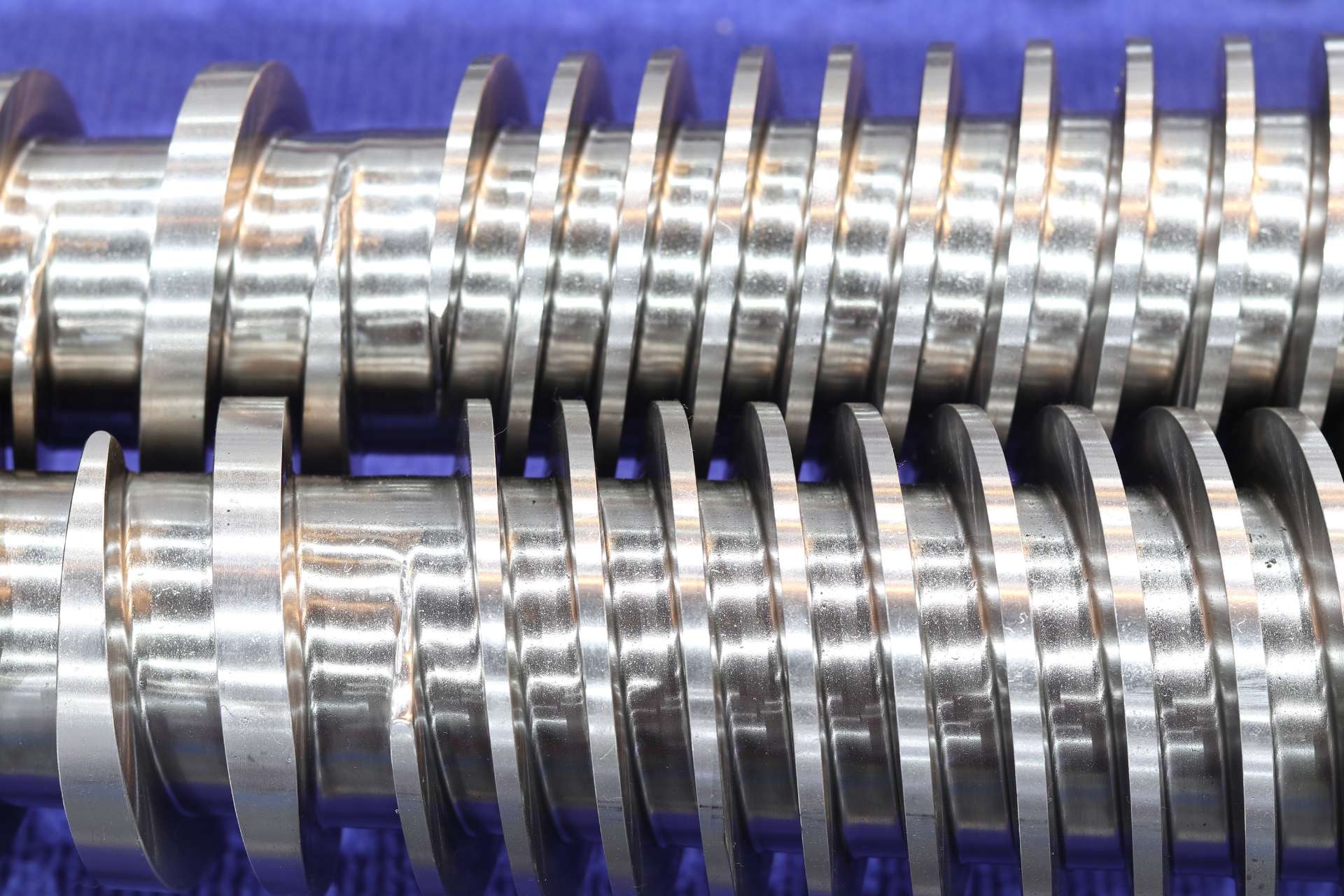 What are the signs of excessive wear on a screw?