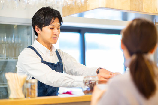 忘れたらどうなる？飲食店営業に必要な食品衛生責任者・防火管理者の届け出と更新