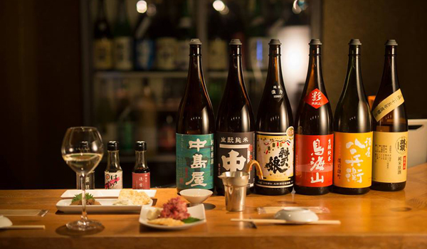 コンシェルジュが客と日本酒を引き合わせる、初心者に優しい立ち飲み屋～純米酒専門　八咫