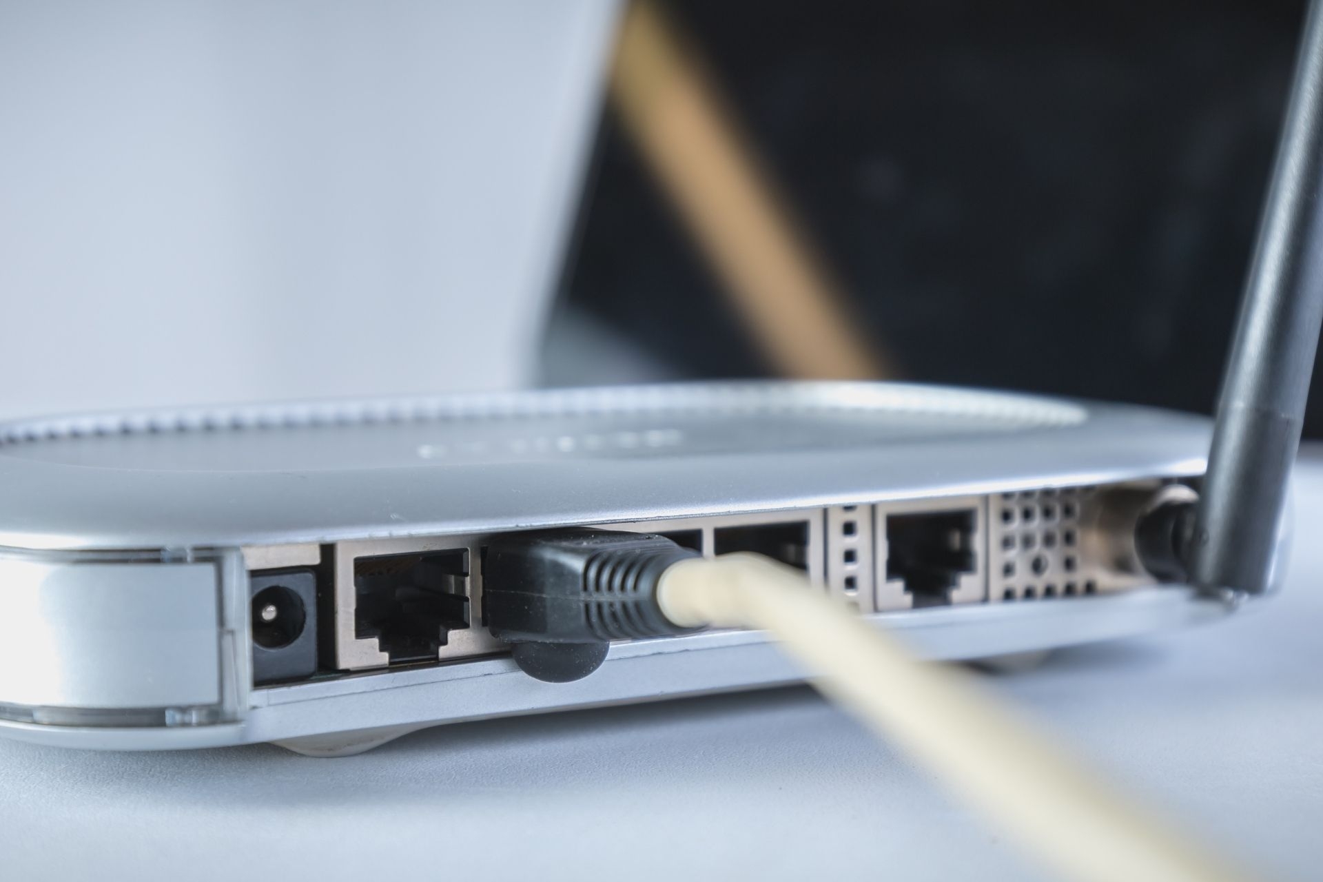 How does the scalability of Wi-Fi mesh networking make it ideal for large MDUs with multiple units?
