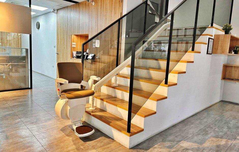 爬樓梯膝蓋痛？泓電樓梯升降椅緩解膝蓋痛 這樣挑輔具才合格！