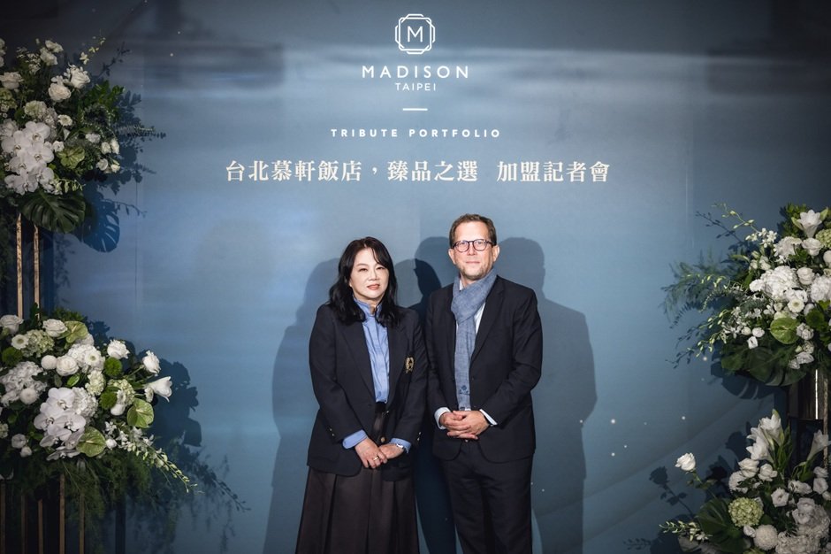 國泰飯店觀光事業執行長 莊琬華（Phyllis Chuang）女士和萬豪國際集團亞洲區代表 Mr. Richard Boyer合影.jpg