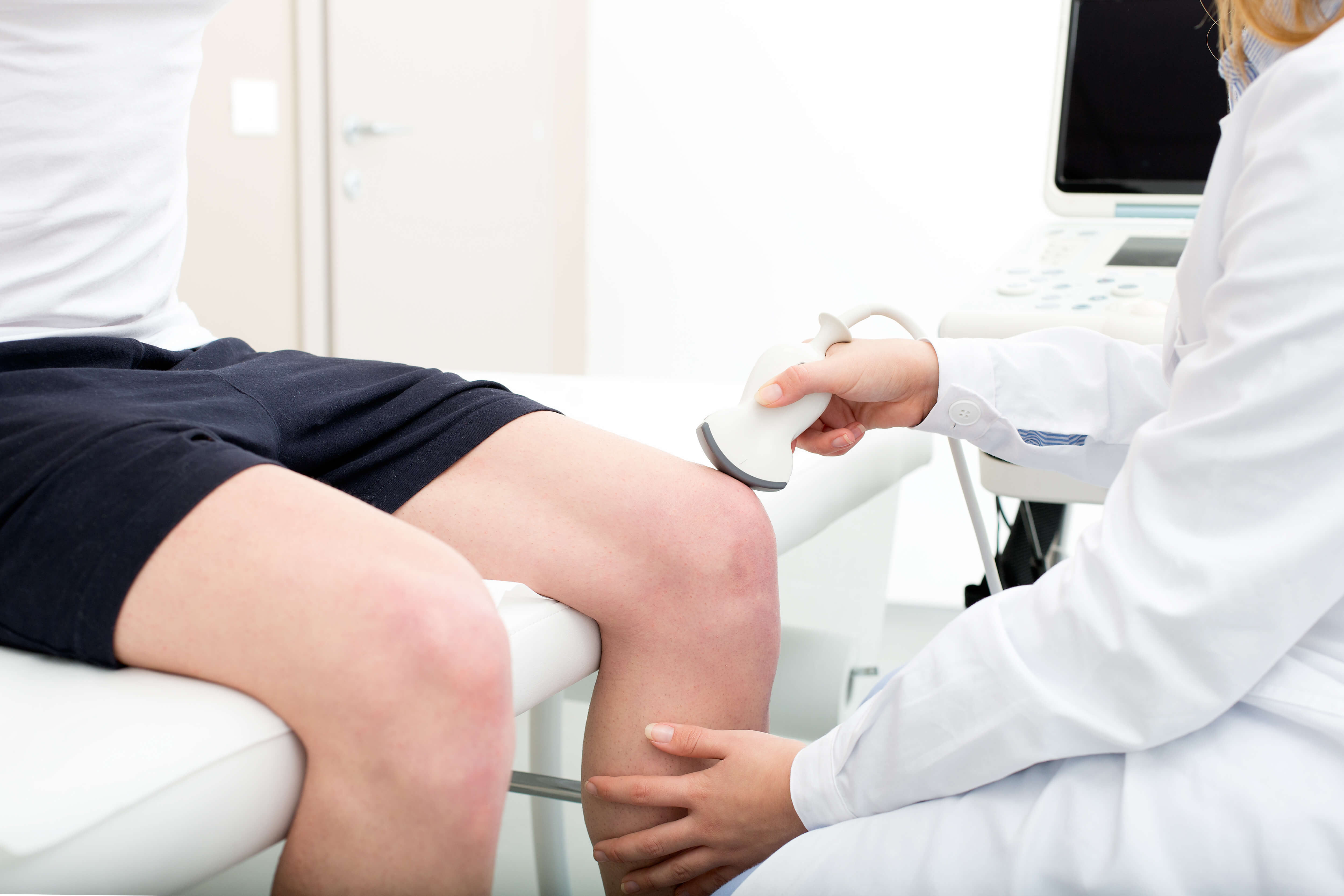 What are the different treatment options available for an ACL tear?