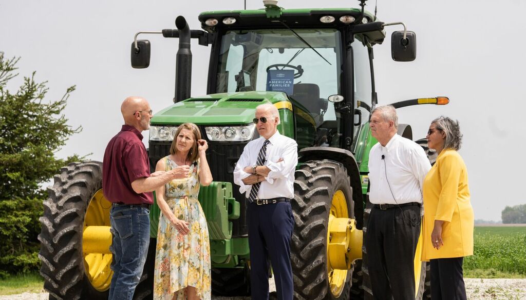 President Biden seeks to unite electricians in Chicago and farmers in Kankakee behind him — and against Putin