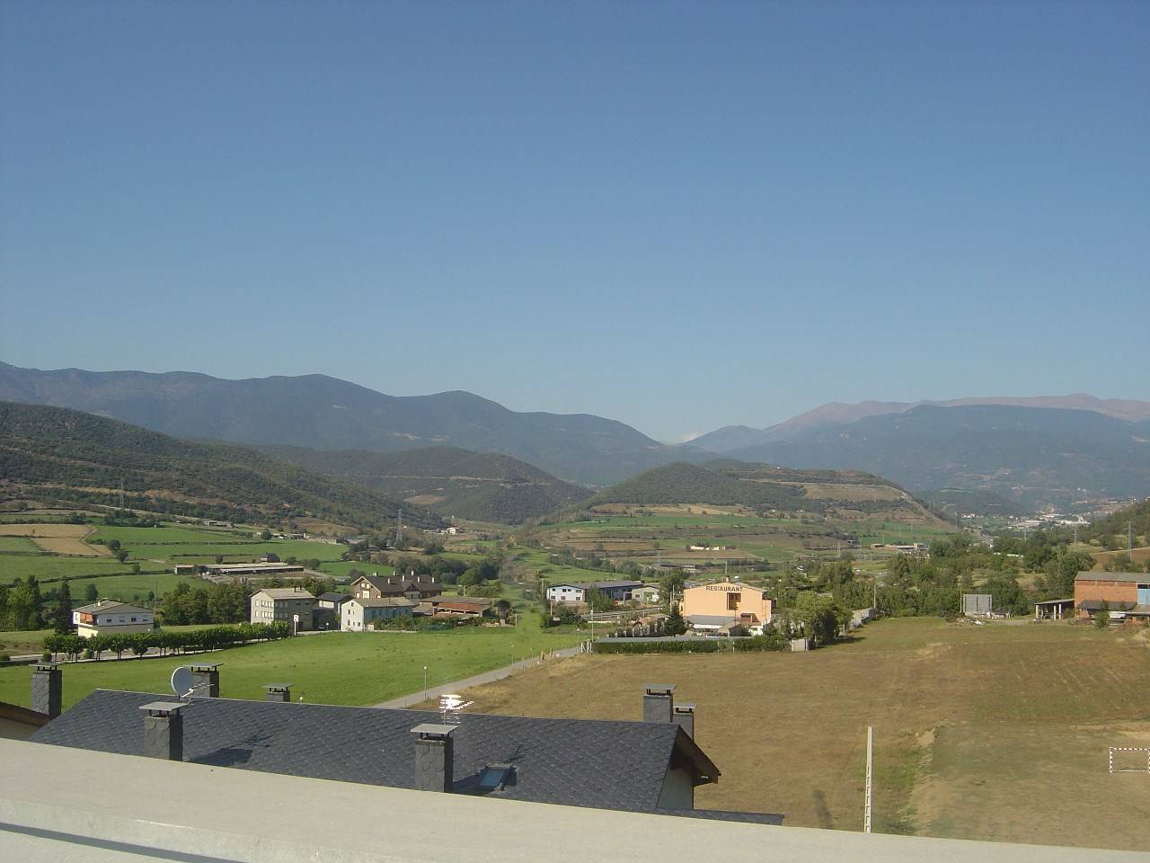 Casa adossada al Pla de Sant Tirs