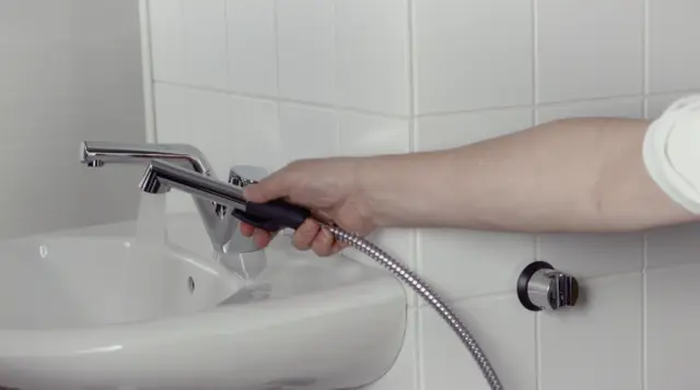 HANSASIGNATUR Changing batteries hand shower holder