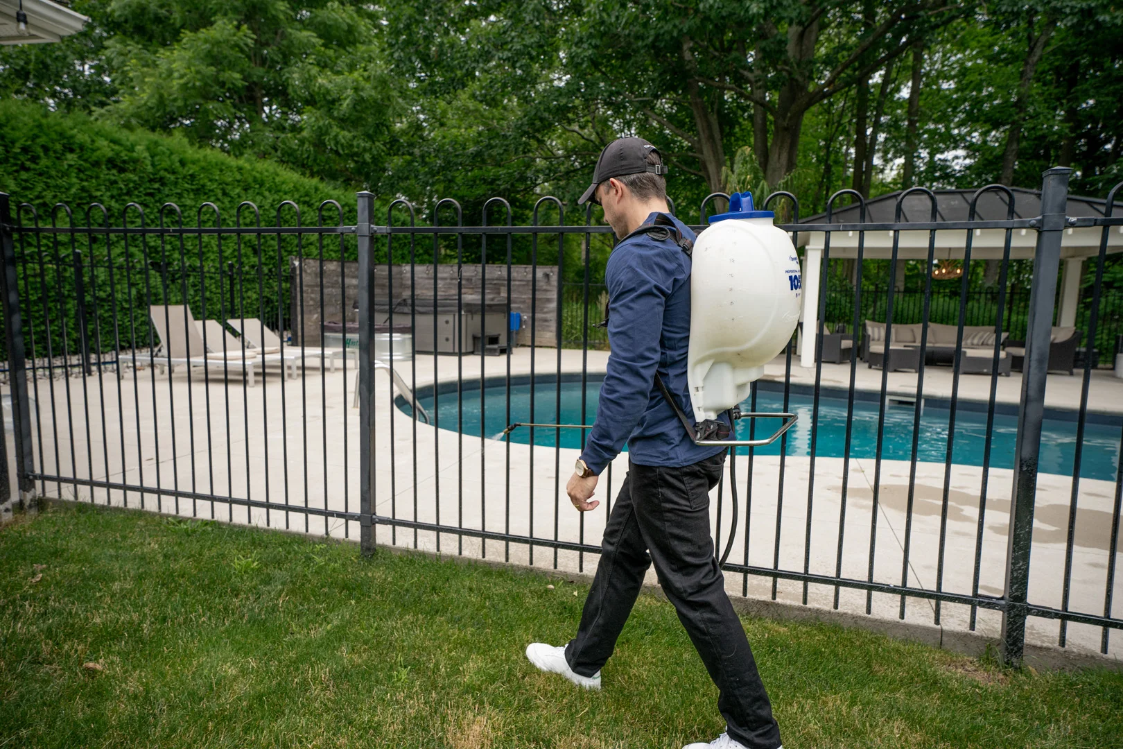 Pest control technician in Hamilton