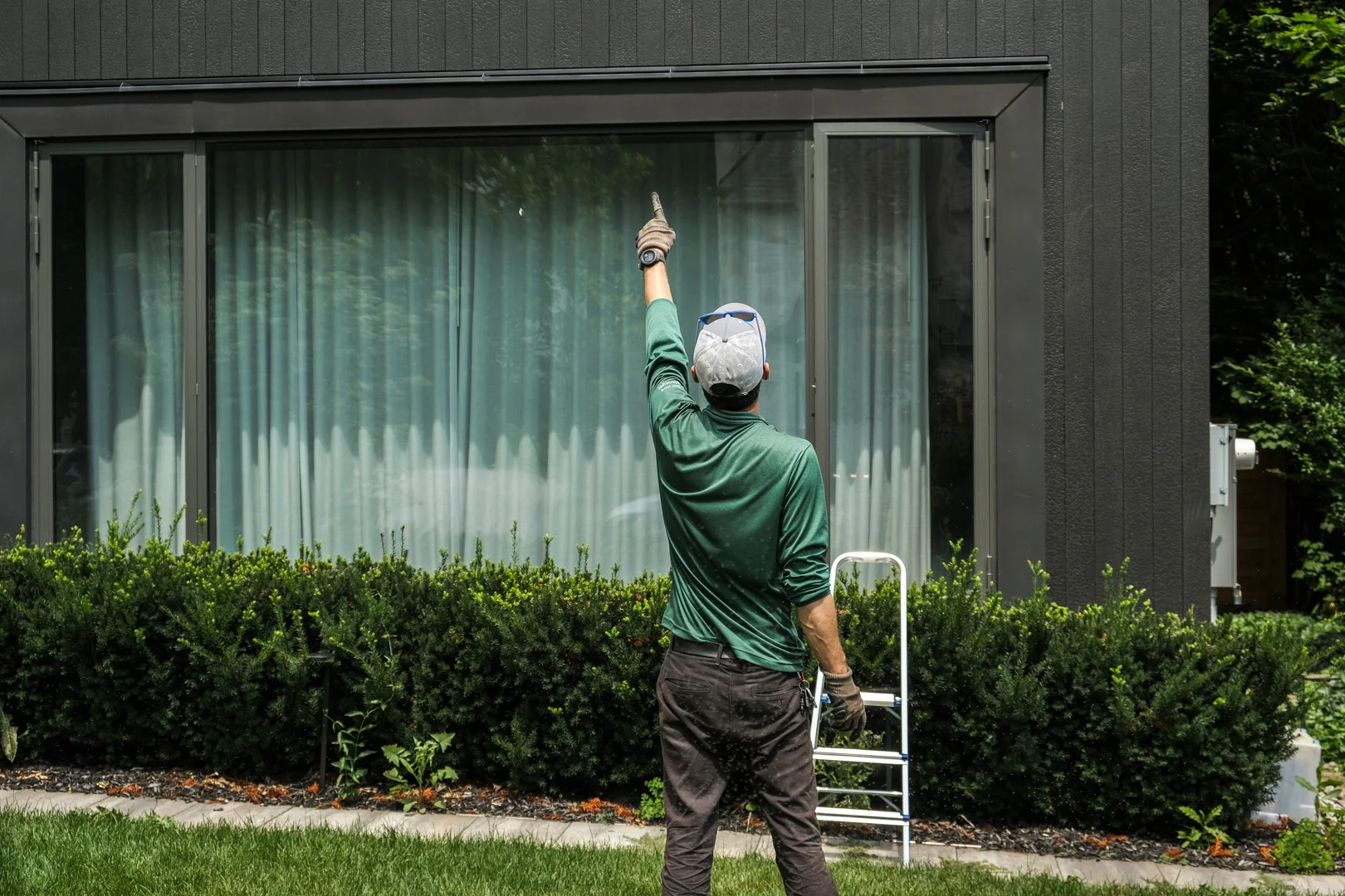 Pest control technician in Oakville