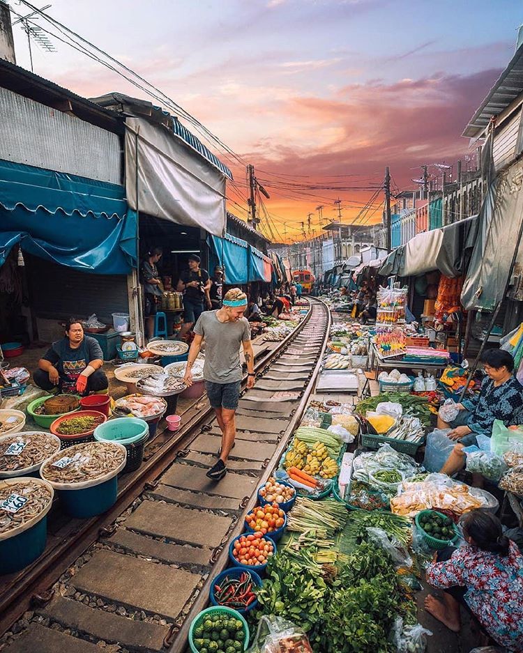 Meaklong train market