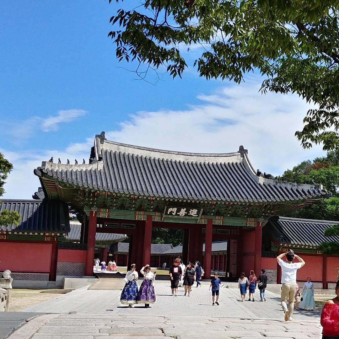 Guide to Changdeokgung and Huwon