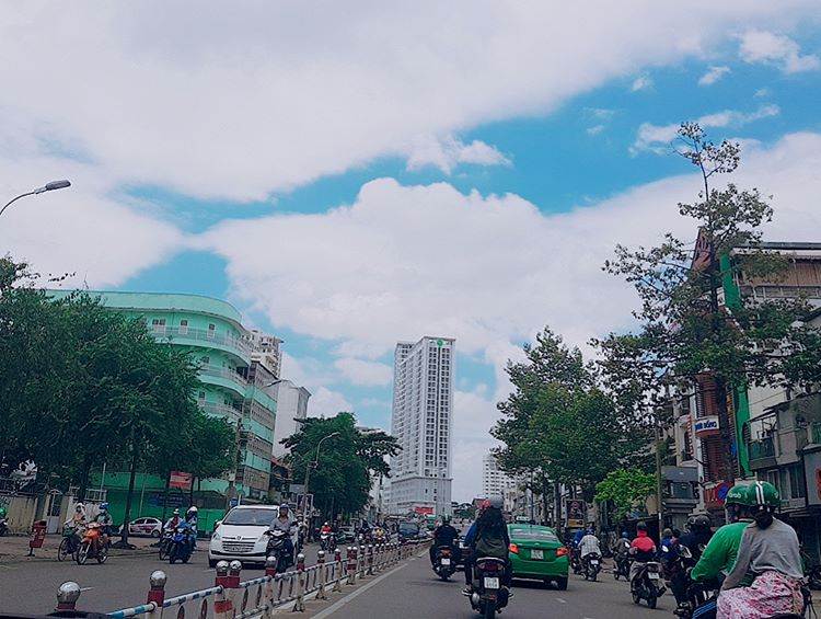 hơ to cross the street in Saigon