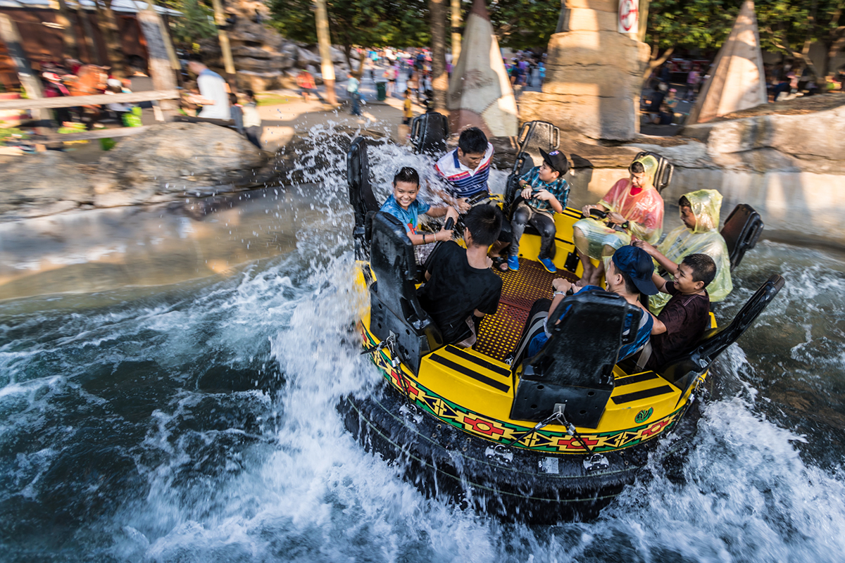 Getting wet in Grand Canyon is a must-have experience in Dream World Bangkok!