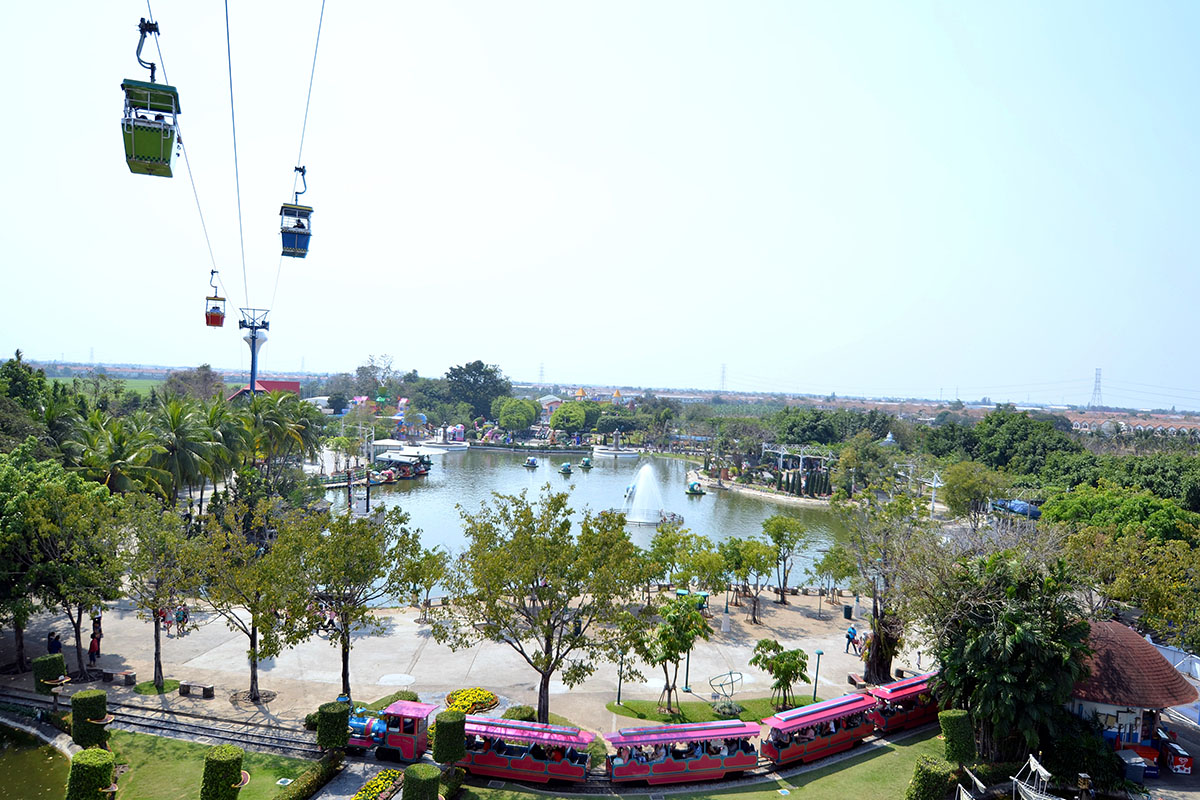 Sightseeing breathtaking scenery on the Cable Car.