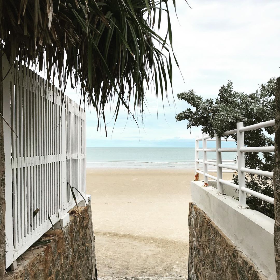 A hidden path leading to the beach