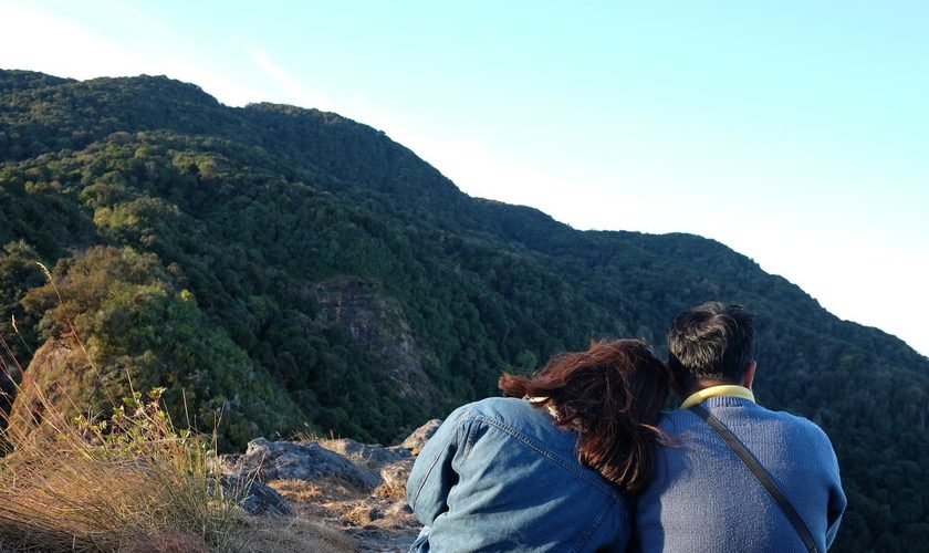 Casal nas montanhas