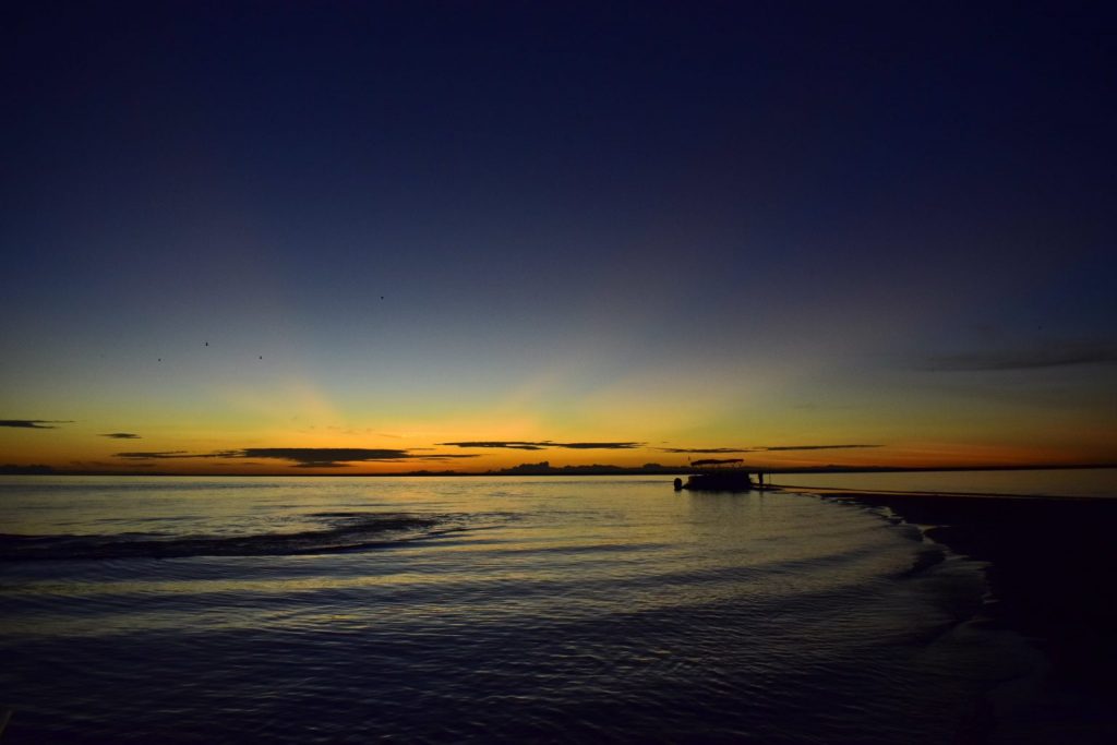 Foto do por do sol na praia de água doce em Alter do Chão