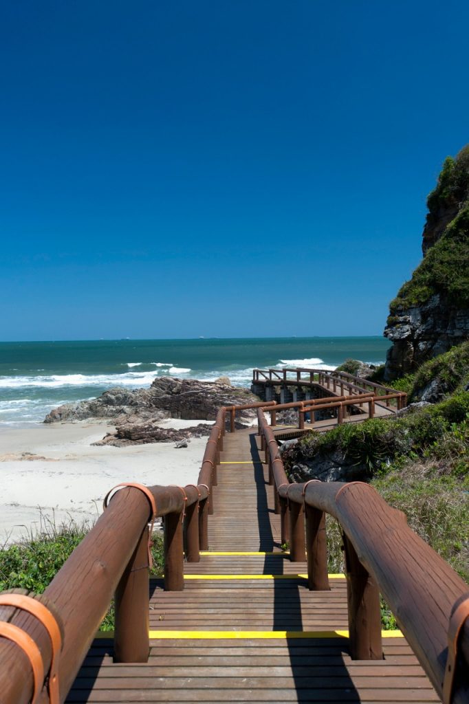 Foto de uma escada que te leva a uma praia na Ilha do Mel