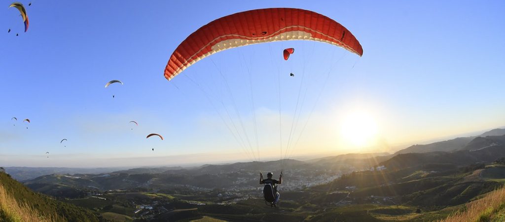 Foto de pessoas pulando paraglaider em Serra Negra