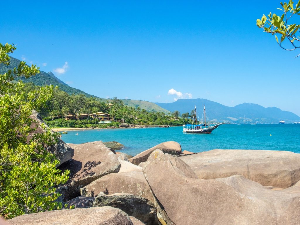 Foto de pedras e o mar ao fundo