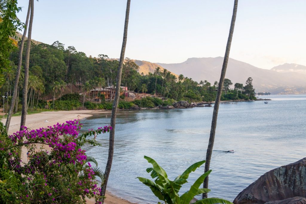 Foto de uma praia de Ilhabela