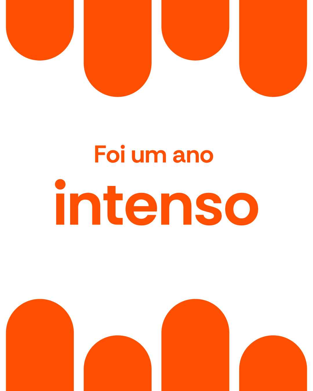 Um vídeo se inicia com uma tela de fundo branco e um texto na cor laranja "Foi um ano intenso", após isso, uma série de cenas gravadas mostram alguns dos projetos executados por diferentes clientes da Eletromidia em nossas tela em diversas cidades do Brasil.