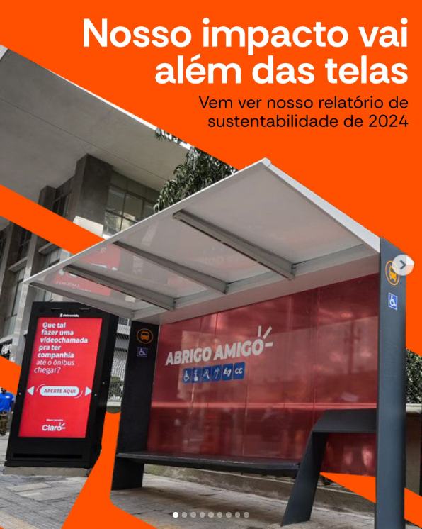Uma fotografia de um abrigo de ônibus do projeto Abrigo Amigo, da Eletromidia, ocupa quase toda a imagem, do lado superior direito, escrito em letras de cor branca "Nosso impacto vai além das telas" e um pouco abaixo do texto principal, em letras menores e de cor preta, o complemento "Vem ver nosso relatório de sustentabilidade de 2024".