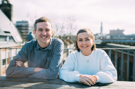 Tim en Eline poseren glimlachend op een zonnige winterochtend op het dakterras van Statik.