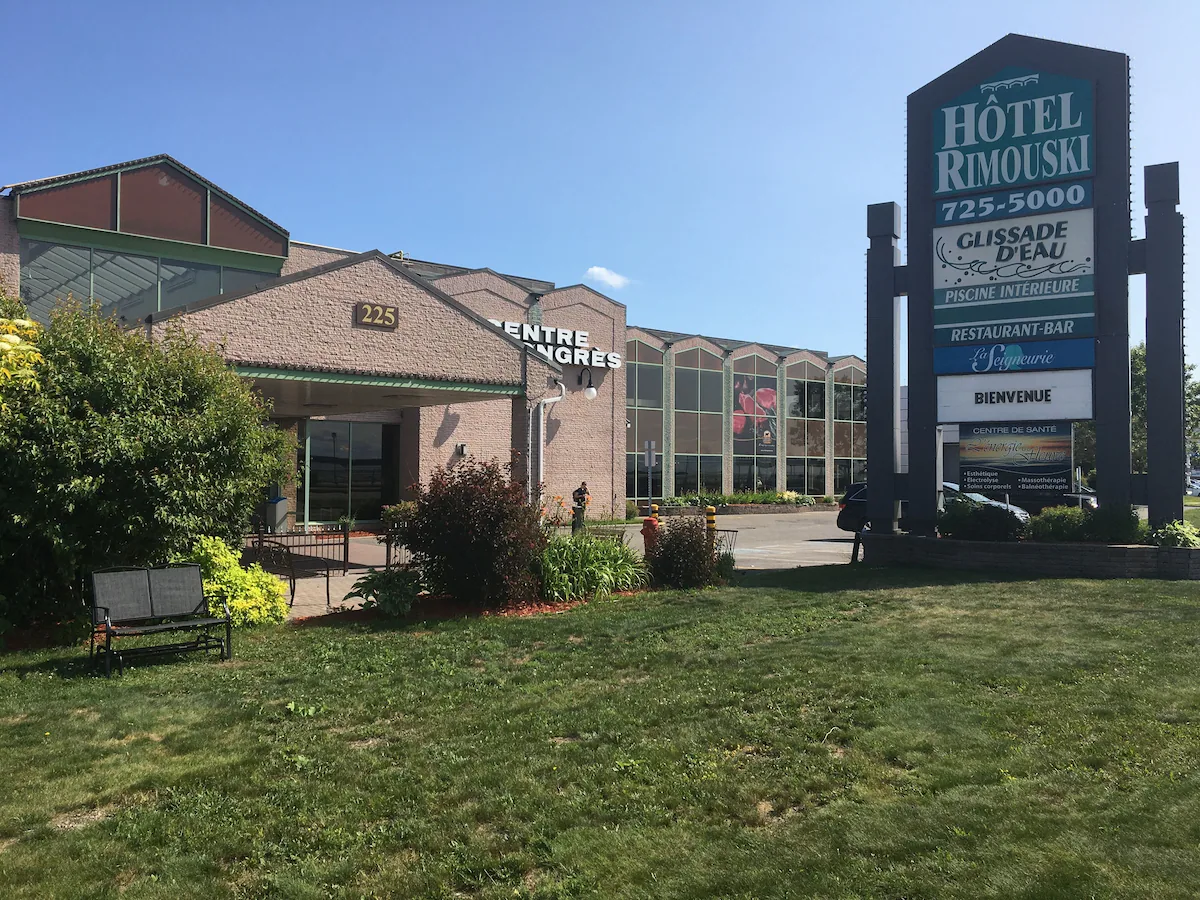 Hotel Rimouski exterior and pool