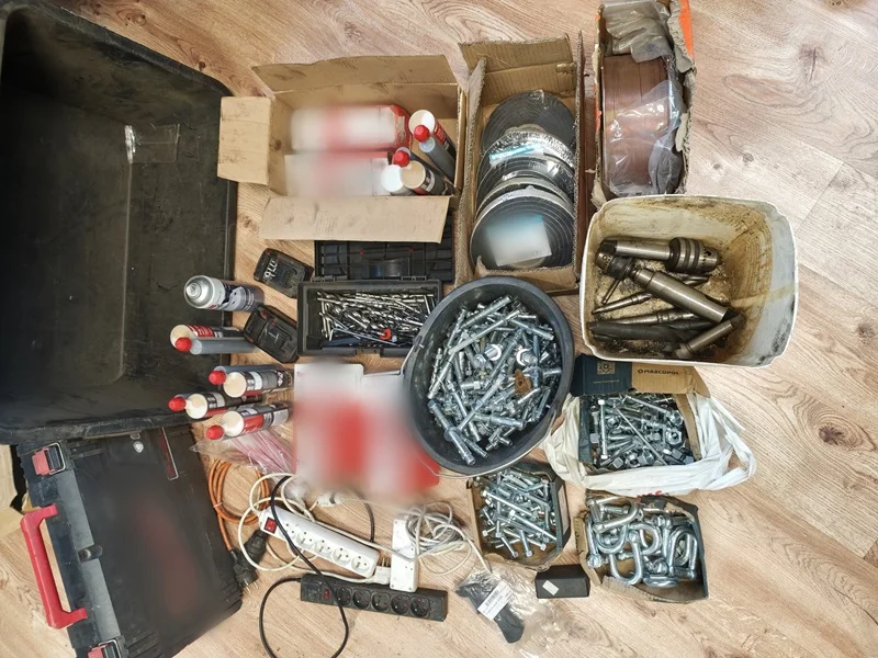 „To tylko stare graty” - myśleli. Kilka dni później zapukała do nich policja