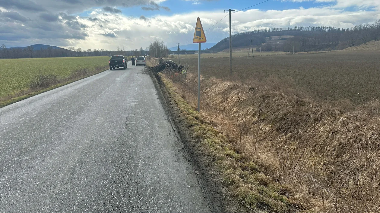 Kłodzko - ciężarówka w rowie droga zamknięta