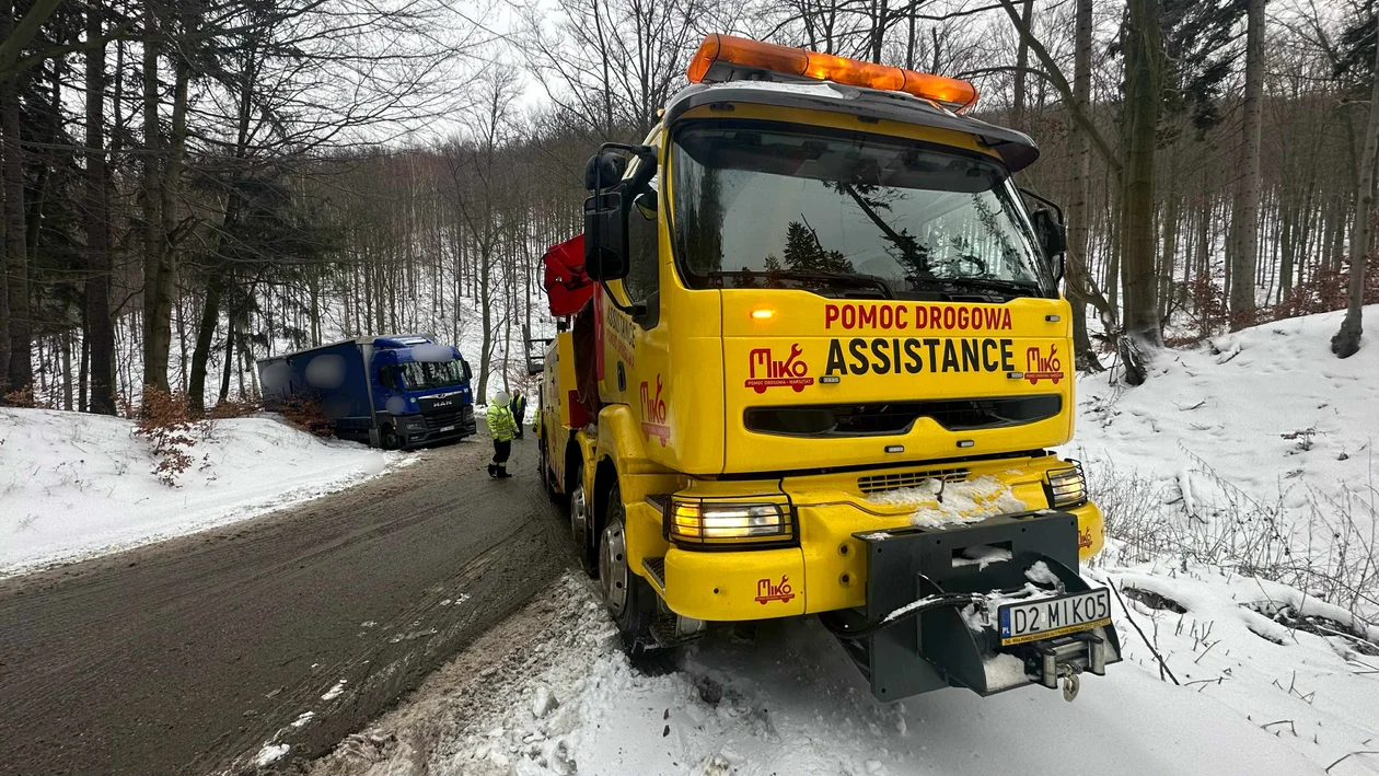 Wolibórz - ciężarówka utknęła w lesie