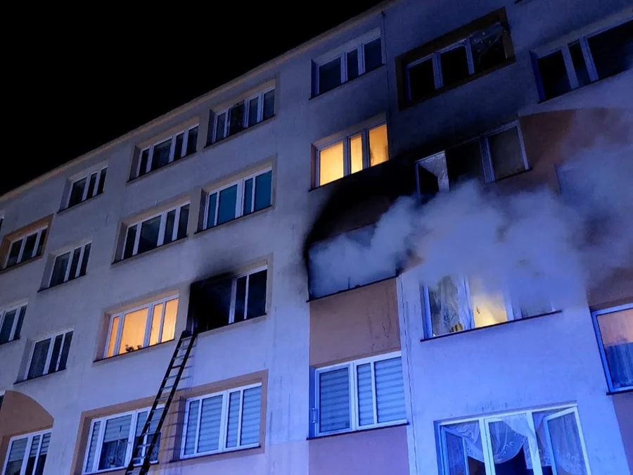 Nocny pożar w bloku. 21 osób ewakuowanych, policjanci wynosili nieprzytomną seniorkę