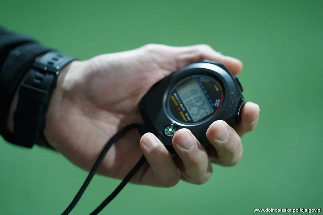 Myślisz, iż masz dobrą kondycję? Ten policyjny tor przeszkód gwałtownie to zweryfikuje