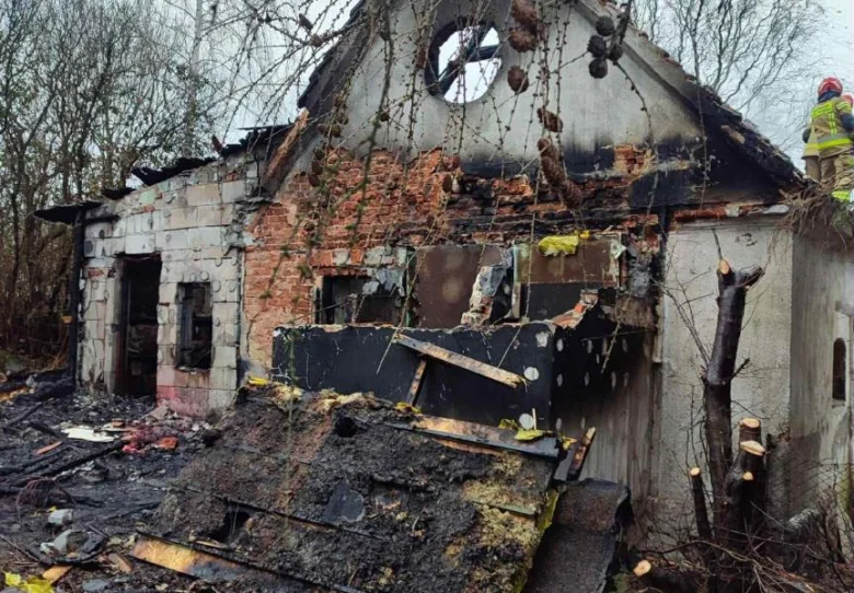 Pożar budynku gospodarczego w Kluczowej. Strażacy walczyli z ogniem ponad trzy godziny