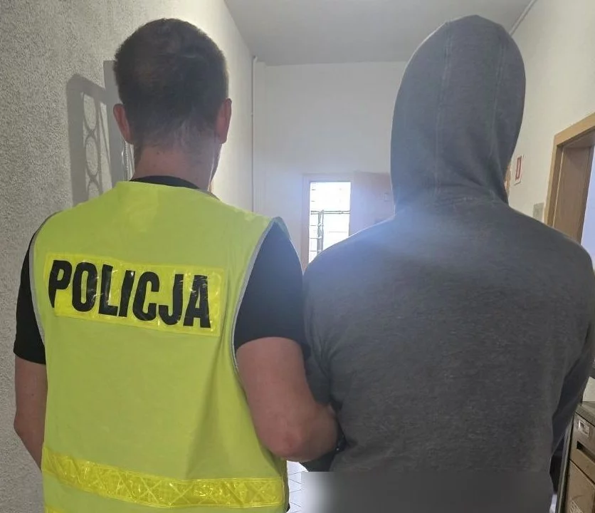 Kłodzko. Po „osiemnastce” wyładowali agresje na drzwiach cudzego mieszkania skończyli z zarzutami za zniszczenie mienia [zdjęcia]