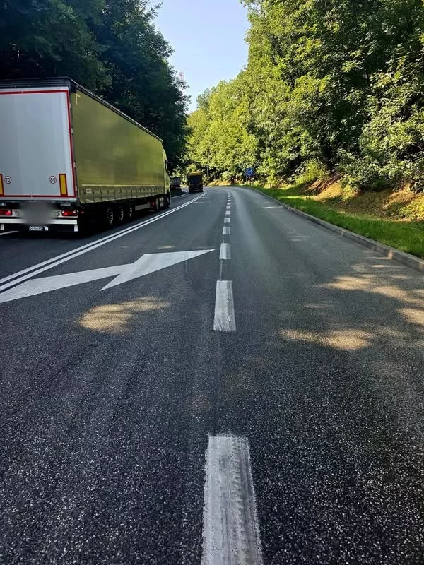 Awaria kombajnu między Dębowiną a Bardem. Olej na jezdni, ruch wahadłowy