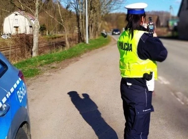 Powiat kłodzki. Przekroczyła prędkość w warunkach recydywy, dostała wysoki mandat i punkty karne