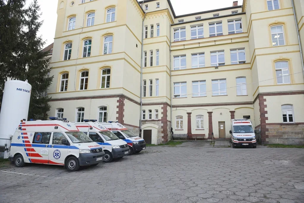 Ile zarabiają lekarze i dyrekcja ZOZ-u? Szpital nie poda danych w ustawowym terminie