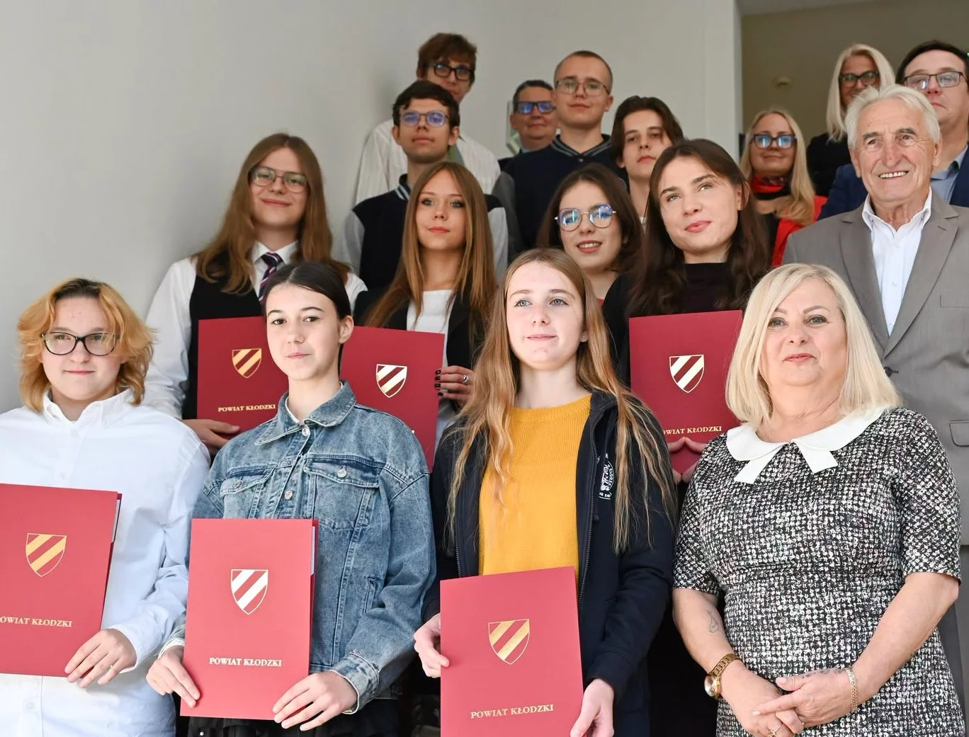 Powiat kłodzki. Wręczono stypendium uczniowskie „Discipulus Exemplorum” [galeria]