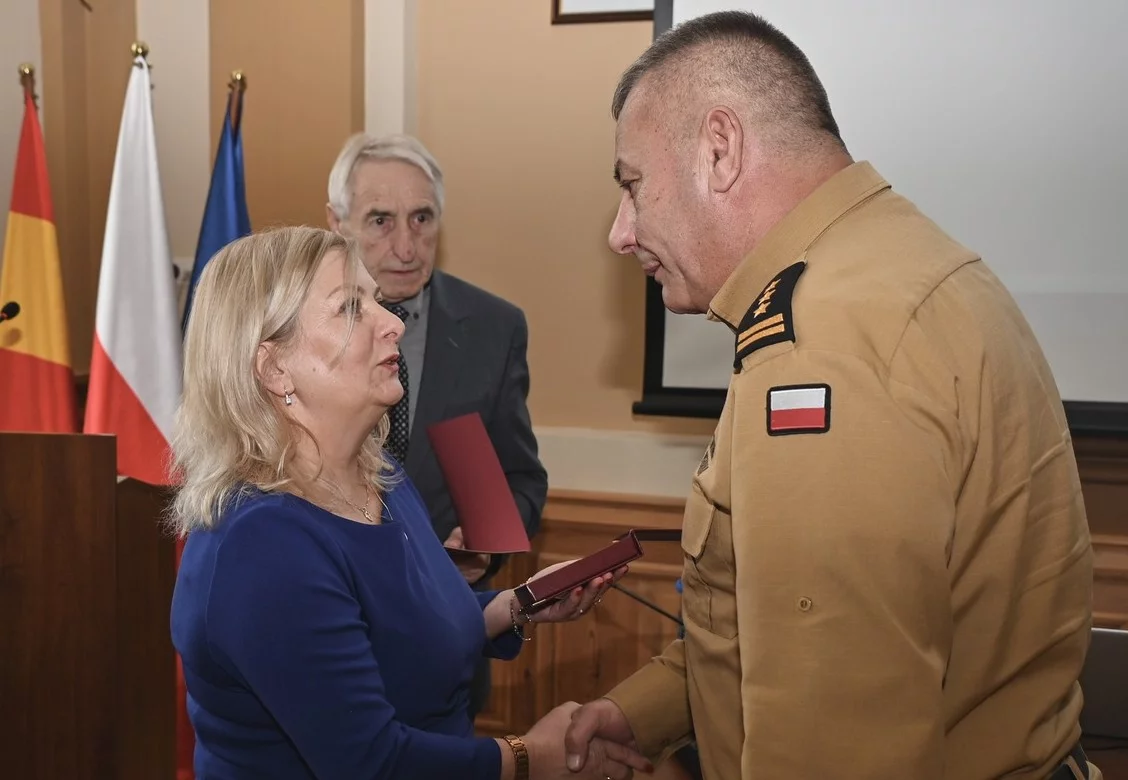 V Sesja Rady Powiatu Kłodzkiego – najważniejsze decyzje i uhonorowanie KP PSP [zdjęcia]