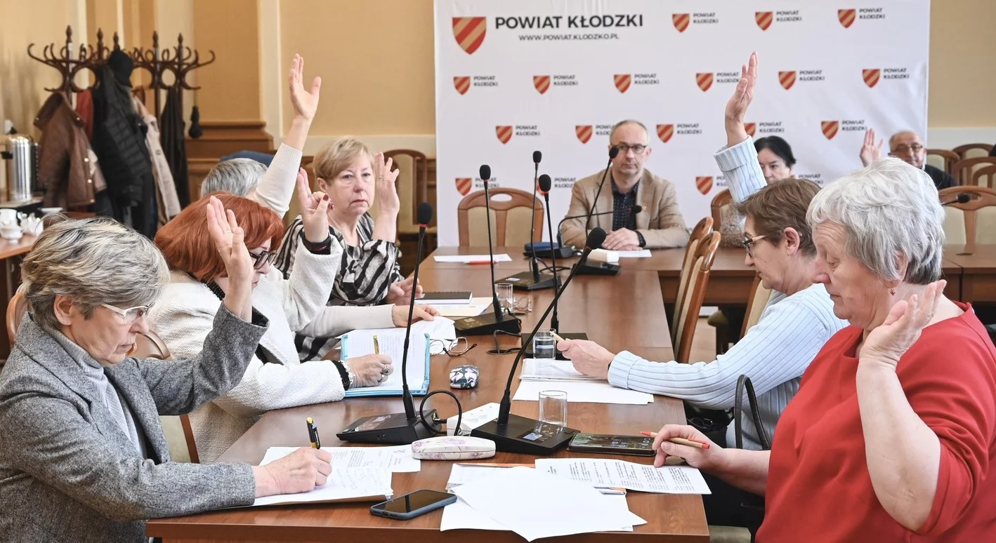 Sesja Rady Seniorów Powiatu Kłodzkiego [zdjęcia]