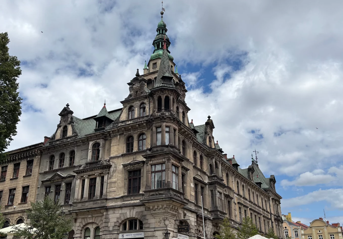 Studia żony burmistrza w Collegium Humanum. Wybuchł spór o dokument i pieniądze