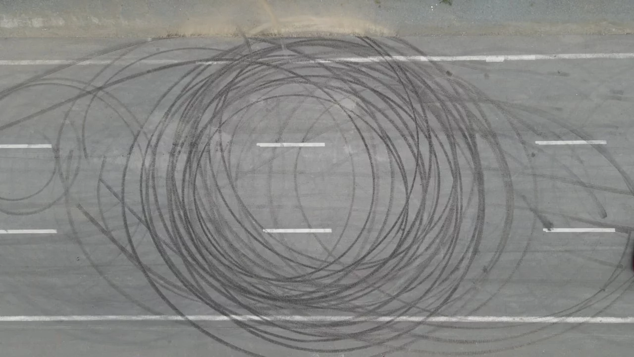 Drift, poślizg i popisy za kierownicą będą surowo karane