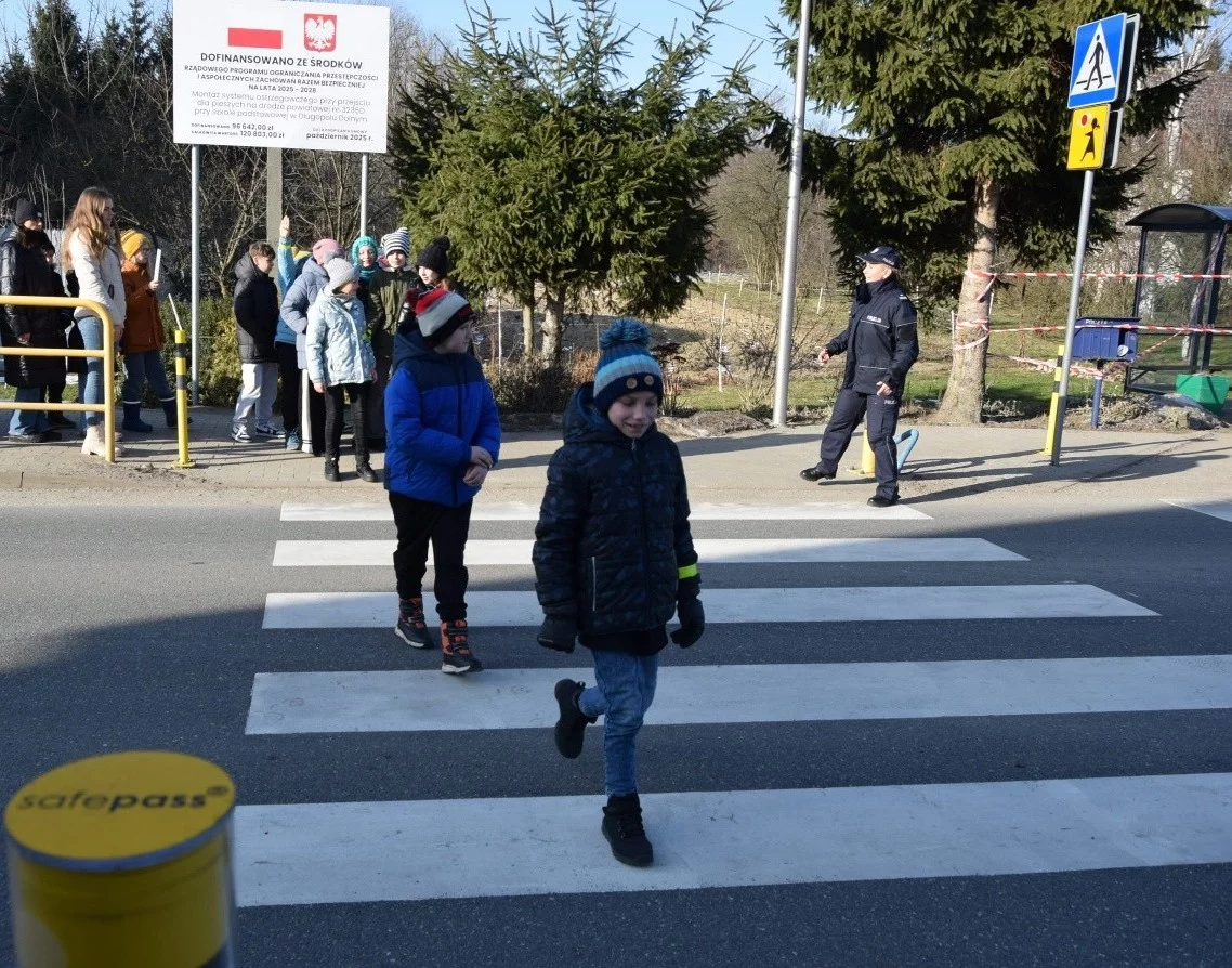Nowoczesne przejście dla pieszych przy Szkole Podstawowej w Długopolu Dolnym [zdjęcia]