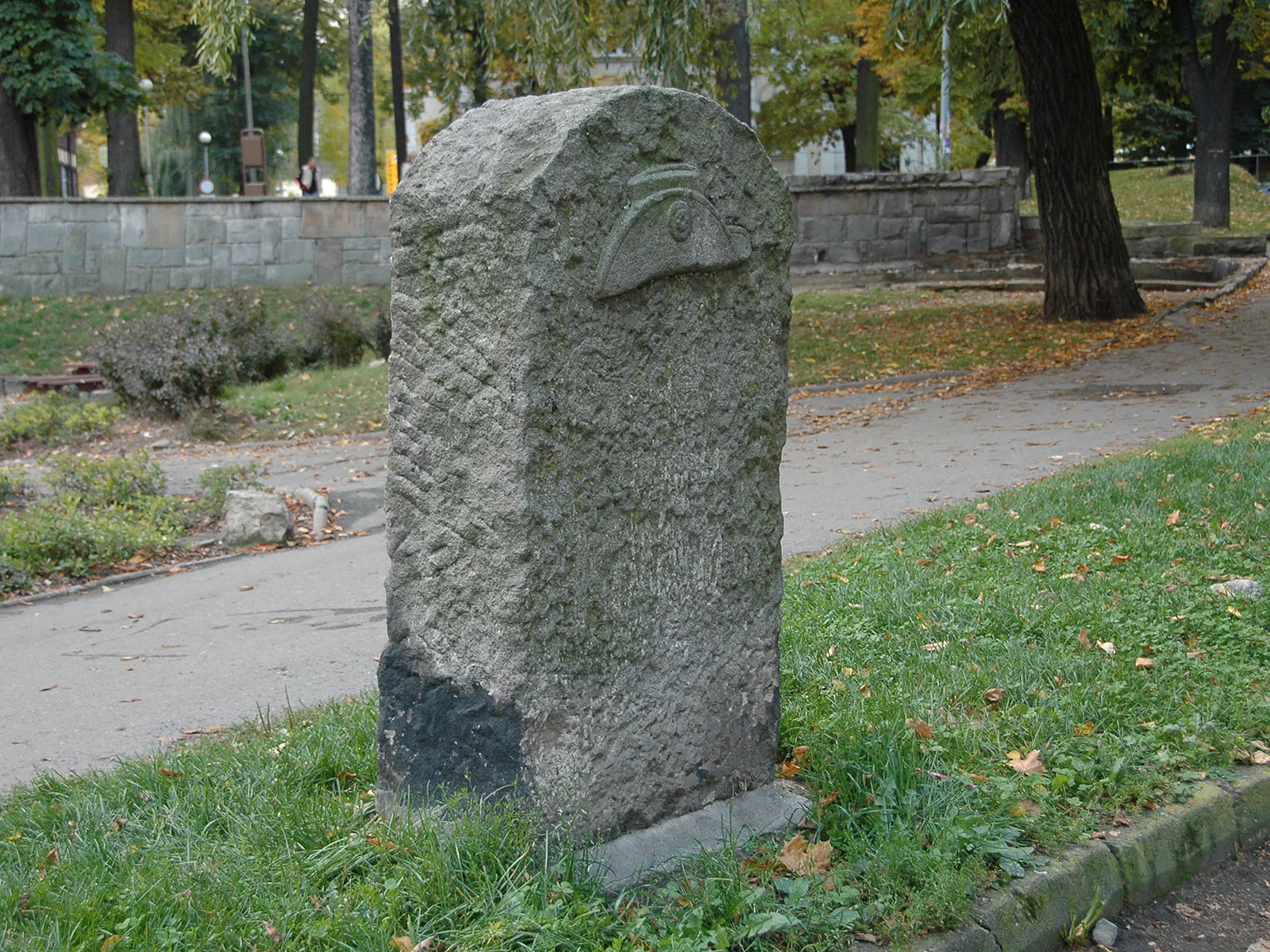 Kamień Napoleona w Kłodzku. Legenda o kapeluszu skrywa zupełnie inną historię. Co jest prawdą?