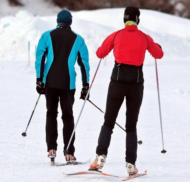 Gmina Stronie Śląskie. RetroBiel Klasyk - pierwsza wycieczka na nartach biegowych w stylu retro